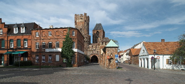 Tangermünde - Panorama. Hochaufgelöstes Panorama. (Original: 7627x3489 Pixel). Neustädter Tor. Mittelalterliches Tor. Der rechteckige Turm wurde um 1300 errichtet. Der Rundturm und der Mittelbau entstanden um 1450. (Panorama aus mehreren Fotos)