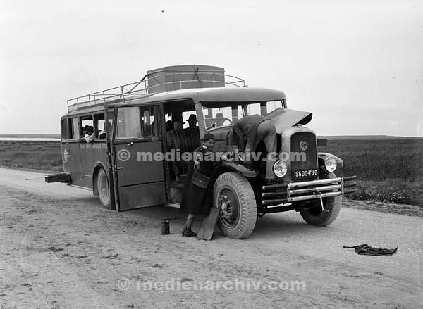1932. Reisebus in Afrika. Vermutlich in Tunesien