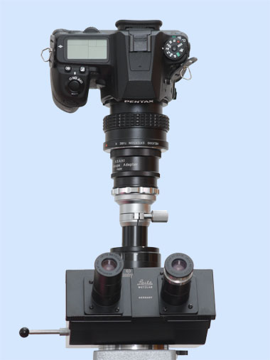 Wie montiert man eine Kamera an ein Mikroskop?