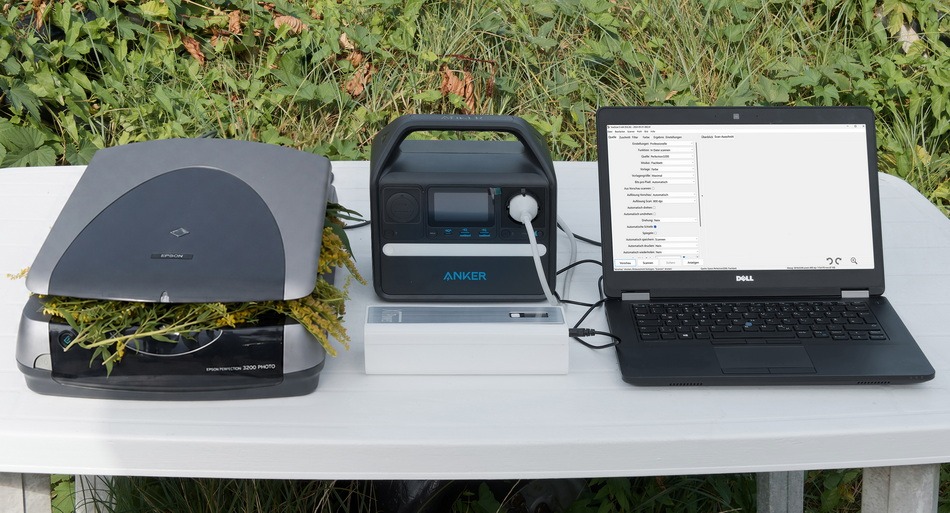 Zweckentfremdet? Draußen Pflanzen mit dem Epson Perfection 3200 Photo scannen. Der LAptop und der Scanner beziehen ihren Strom aus einer Powerstation und einer Powerbank.